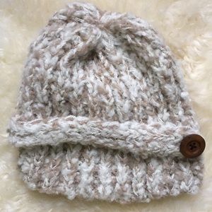 Side Chanile Beanie with Button ❄️ NWOT